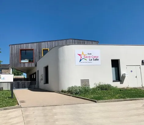 L'entrée de l'école, bâtiment blanc et bardage bois, rue de la Salle Verte.